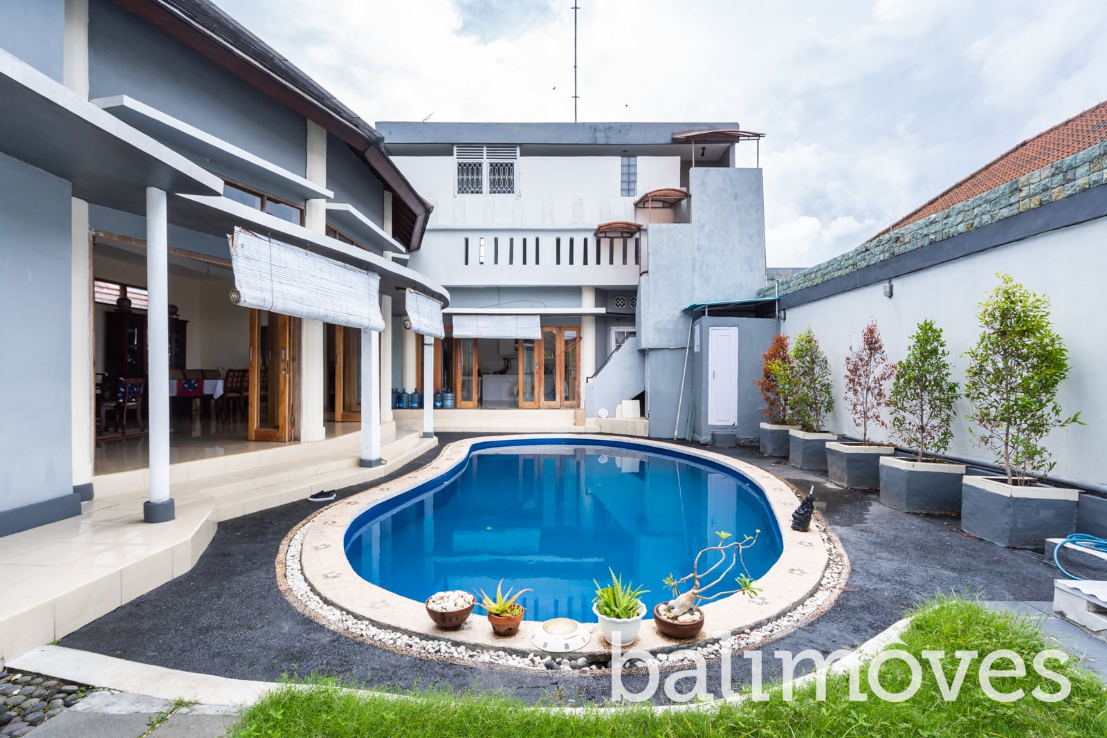 Pros and Cons of Building Your Dream Home on a Corner Lot